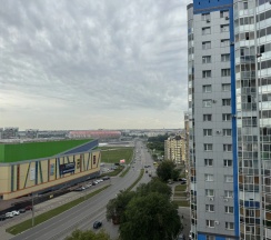 Двухместная студия с балконом (двуспальная кровать) в Квартира Уютная Студия с Видом на Центр