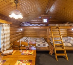 Коттедж стандарт с 2 односпальными и 1 двуспальной кроватью в На ладони