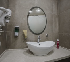 Люкс (1 двухспальная + 1 односпальная кровать) в Sleepers hotel avia dme