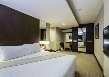 Трёхместный люкс с 2 комнатами с балконом в The Narathiwas Hotel & Residence Sathorn Bangkok