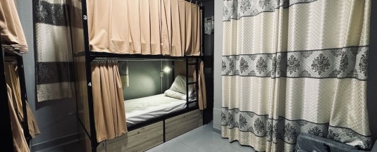 Кровать в общем номере (женский номер) с балконом в Alleyway Hostel - Adults Only