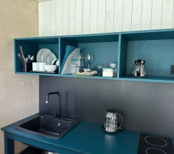 Двухместный Дом с террасой На берегу реки возле пирса с видом на реку двуспальная кровать в Semvoda