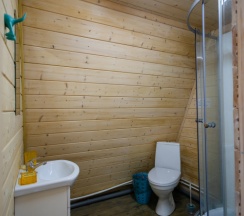 Коттедж c 1 комнатой с видом на реку в Солнечный берег