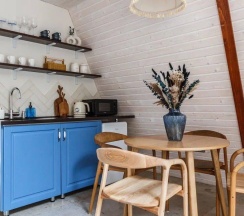 Синий А-фрейм с купелью в окружении леса в Timeless