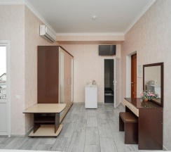 Трёхместная комната с одной двуспальной и односпальной кроватями в Чайка