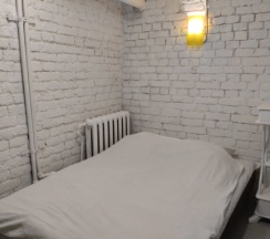 "Лофт" Мини-комната с двуспальной кроватью (с окном, цокольный этаж) в Rest Home