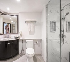 Двухместный номер Deluxe Terrace с видом на море двуспальная кровать в Thavorn Palm Beach Resort Phuket