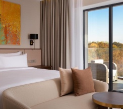 Двухместный номер Deluxe с видом на горы двуспальная кровать в Swissotel Wellness Resort Alatau Almaty