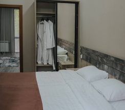 Люкс 3-х комнатный с балконом в Ахтынские бани №1