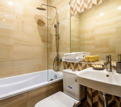 Апартаменты с кроватью размера «king-size» и видом на море в Брют