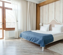 Двухместный полулюкс Provence №70 c 1 комнатой с балконом и с видом на парк двуспальная кровать в Лель