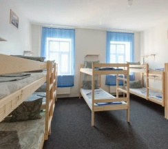 Кровать в 10-местном общем номере в Гости в гости