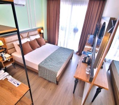 Двухместный номер Standard с балконом двуспальная кровать в Club Big Blue Suit Hotel