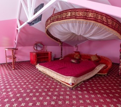 Команта двухуровневая с 1 двуспальной кроватью в Волна