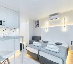 Двухместный номер Deluxe с балконом и с видом на город 2 отдельные кровати в Апартаменты Новые в Минск-Мир возле Avia mall