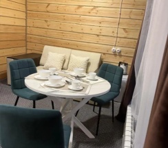 Семейные апартаменты с балконом и с красивым видом из окна в Лола