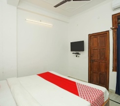 Двухместный номер Standard двуспальная кровать в OYO 14185 Laxmi Yellow Guest House