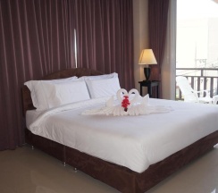 Двухместный номер Deluxe с балконом и с видом на море двуспальная кровать в Отель Kata Beachwalk