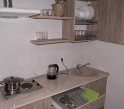 Номер эконом с 1 односпальной и 1 двуспальной кроватью (цокольный этаж) в Маэстро