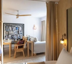 Двухместный люкс с балконом (двуспальная кровать) в MOB Hotel Cannes