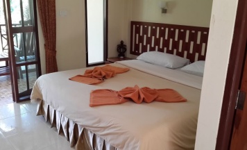 Двухместный номер Superior с видом на бассейн двуспальная кровать в Rattana Guesthouse & Bungalow