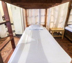 Кровать в общем номере в Kamuning Hostel