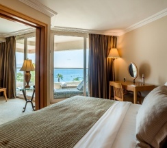Люкс Deluxe с балконом и с видом на бассейн в Hotel Aria