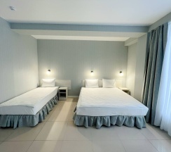 Двухместный номер с дополнительными спальными местами в Central inn