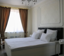 Двухместный люкс с 2 комнатами с балконом и с красивым видом из окна двуспальная кровать в Golden Park