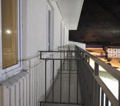 Номер стандарт с 1 двуспальной кроватью с балконом в Альпина