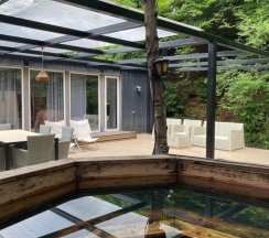 Двухместный коттедж с красивым видом из окна двуспальная кровать в Koban Spa Resort