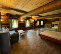 Четырёхместный номер №1 с балконом и с красивым видом из окна в Дубки