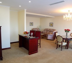 Трёхместные апартаменты Deluxe с 2 комнатами с балконом в Park Hotel Bishkek