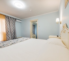 Семейный номер с балконом в Dvin