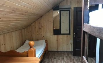 Номер стандарт с 1 двухъярусной кроватью и 1 односпальной кроватью (мансарда) в Центральная