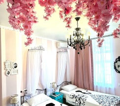 Кровать в 3-местном общем женском номере Одри в Дом Радости