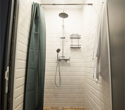 Общий блок для мужчин и женщин в Caps Lock Hostel