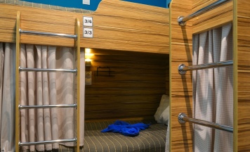 Спальное место в общем номере для женщин на двухъярусной кровати в Red apple