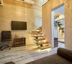 Двухуровневый люкс в Wood House