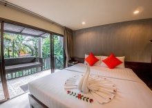 Двухместный номер Comfort с видом на сад двуспальная кровать в J4 Hotel Samui