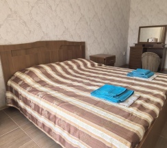 Комната комфорт с 1 двуспальной кроватью и террасой (вид на море) в У моря