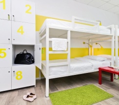 Кровать в 8-местном общем женском номере в Maxi House