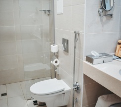 Двухместный номер Superior с балконом и с видом на море двуспальная кровать в Diana Palace