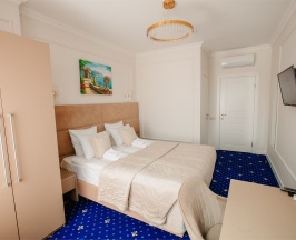 STANDART KING ROOM (с видом во двор) в Люмьер