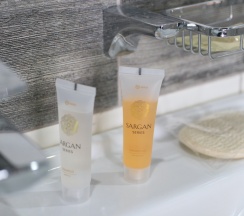 Двухместный люкс с балконом и с красивым видом из окна двуспальная кровать в Вилла Абхазия