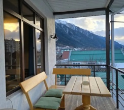 Четырёхместные апартаменты с балконом и с видом на город в White house in the mountains