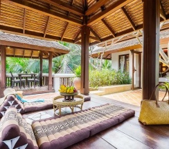 Двухместный люкс Royal с видом на море двуспальная кровать в Muang Samui Spa Resort