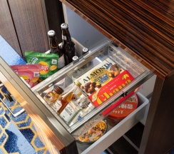 Апартаменты люкс с балконом для 5 гостей в V Hotel&Rooftop lounge