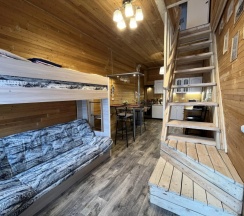 Семейный коттедж с балконом и с красивым видом из окна в Villa Natella