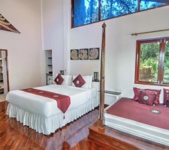 Двухместное бунгало с видом на бассейн двуспальная кровать в Khanom Hill Resort